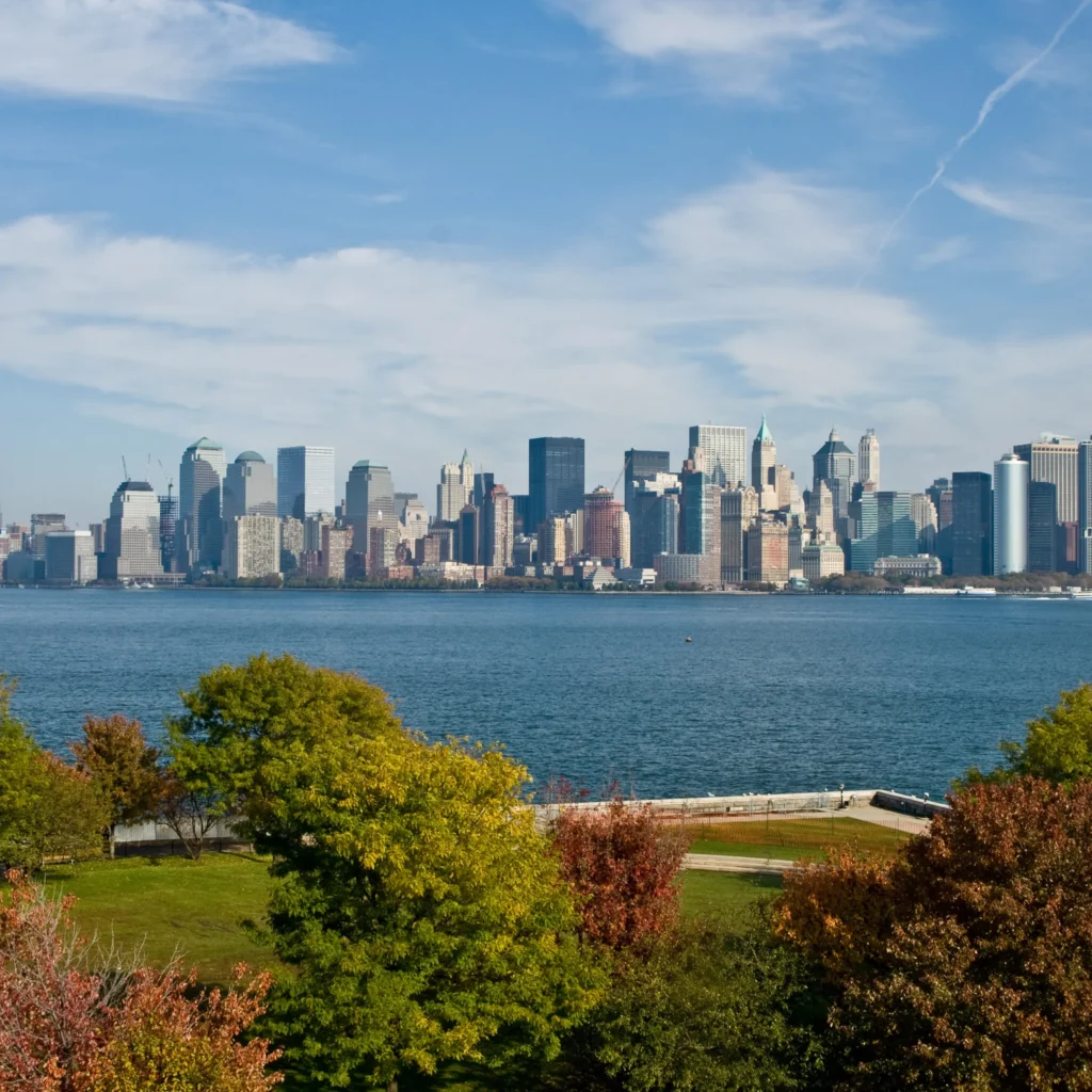 Private boat tour in NYC with a flexible and customizable itinerary.