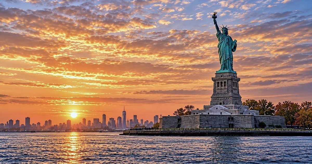 Guided Bus Tour vs Hop On Hop Off NYC